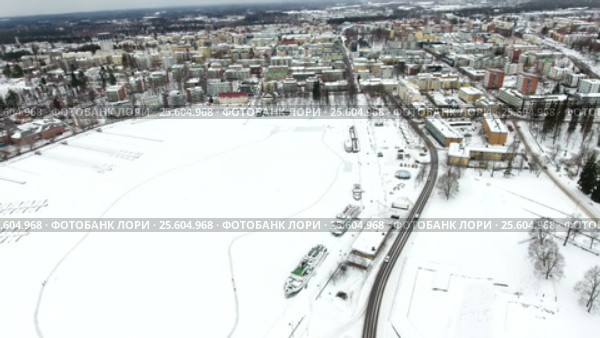 Вид на замерзший залив Kaupunginlahti и набережную в городе Лаппеенранта, Финляндия (2017 год). Стоковое видео, видеограф Кекяляйнен Андрей / Фотобанк Лори
