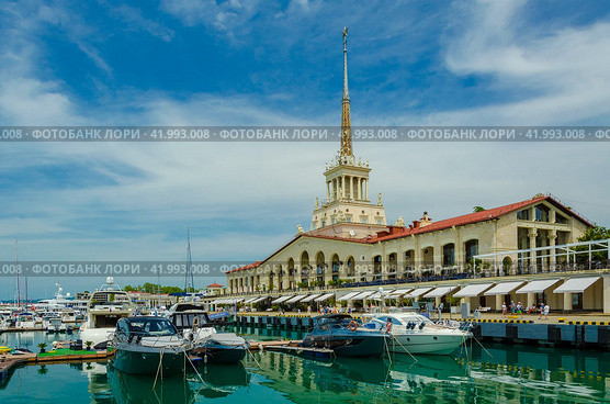 Вид на здание морского вокзала Сочи (2023 год). Редакционное фото, фотограф Megapixx / Фотобанк Лори