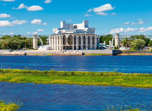 Вид на здание Новгородского академического театра драмы имени Ф. М. Достоевского со стороны реки Волхов. Великий Новгород. Россия (2022 год). Редакционное фото, фотограф E. O. / Фотобанк Лори