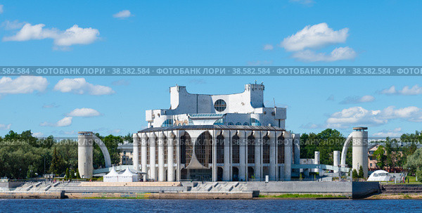 Вид на здание Новгородского академического театра драмы имени Ф. М. Достоевского со стороны реки Волхов. Летний день. Великий Новгород. Россия (2022 год). Редакционное фото, фотограф E. O. / Фотобанк Лори