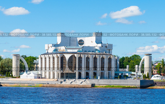 Вид на здание Новгородского академического театра драмы имени Ф. М. Достоевского со стороны реки Волхов. Лето. Великий Новгород. Россия (2022 год). Редакционное фото, фотограф E. O. / Фотобанк Лори