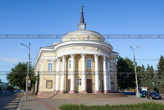 Вид на здание орловского государственного театра для детей и молодёжи «Свободное пространство» солнечным июльским днем. Орел (2021 год). Редакционное фото, фотограф Виктор Карасев / Фотобанк Лори
