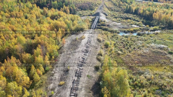 Вид осенью на старый железнодорожный мост железной дороги "Чум - Салехард - Игарка" сталинской 501-й стройки ГУЛАГ. Ямало-Ненецкий автономный округ (2018 год). Стоковое видео, видеограф Григорий Писоцкий / Фотобанк Лори