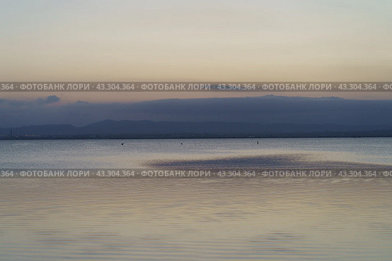 Вид прекрасного озера под Валенсией на закате. Стоковое фото, фотограф YuryKara / Фотобанк Лори