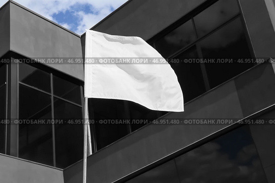 Вид развевающегося белого флага на улице. Стоковое фото, фотограф Pixel_shot / Фотобанк Лори