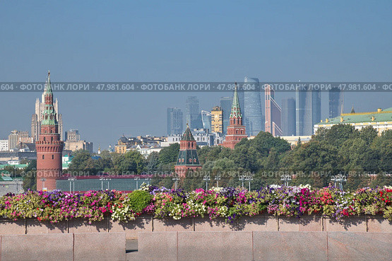 Вид с Большого Москворецкого моста на Московский Кремль и башни Московского международного делового центра (ММДЦ) "Москва-Сити" (2024 год). Редакционное фото, фотограф Елена Коромыслова / Фотобанк Лори