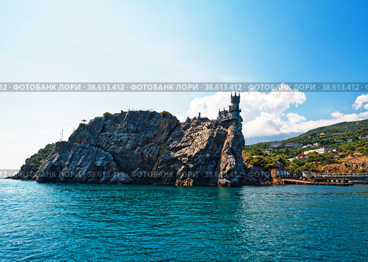 Вид с моря на замок "Ласточкино гнездо". Крым (2022 год). Редакционное фото, фотограф Макаров Алексей / Фотобанк Лори