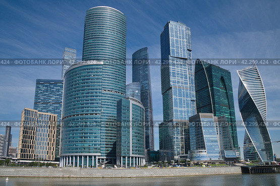 Вид с набережной Тараса Шевченко на башни Московского международного делового центра (ММДЦ) "Москва-Сити", Россия. Редакционное фото, фотограф Елена Коромыслова / Фотобанк Лори