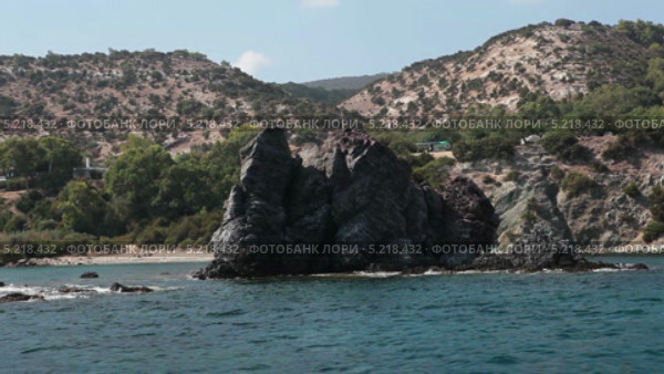 Вид с плывущего корабля на скалу в море с укрепленным на ней крестом. Средиземное море, деревня Латчи, Кипр (2013 год). Стоковое видео, видеограф Кекяляйнен Андрей / Фотобанк Лори