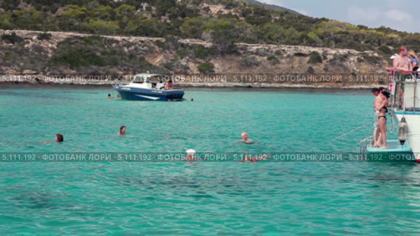 Вид с прогулочного морского корабля на голубую лагуну с купающимися туристами. Морской круиз вдоль берега. Средиземное море, деревня Латчи, Кипр (2013 год). Редакционное видео, видеограф Кекяляйнен Андрей / Фотобанк Лори