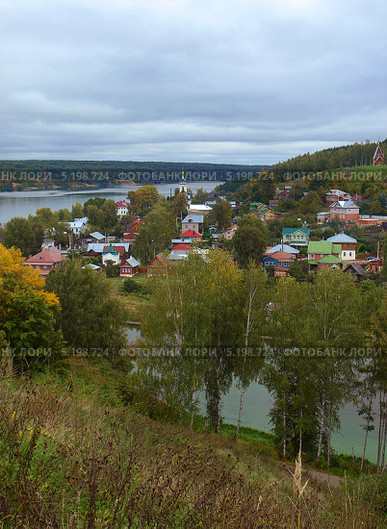 Вид с соборной горы  на Варваринскую церковь. Город Плёс (2013 год). Стоковое фото, фотограф Самойлова Екатерина / Фотобанк Лори