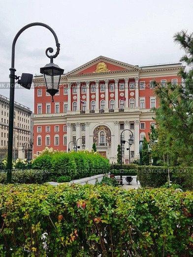 Вид с Тверской площади на здание мэрии Москвы (здание Моссовета). Москва, Россия (2023 год). Стоковое фото, фотограф Елена Коромыслова / Фотобанк Лори