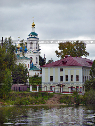 Вид с Волги на церковь великомученицы Варвары. Плёс (2013 год). Стоковое фото, фотограф Самойлова Екатерина / Фотобанк Лори