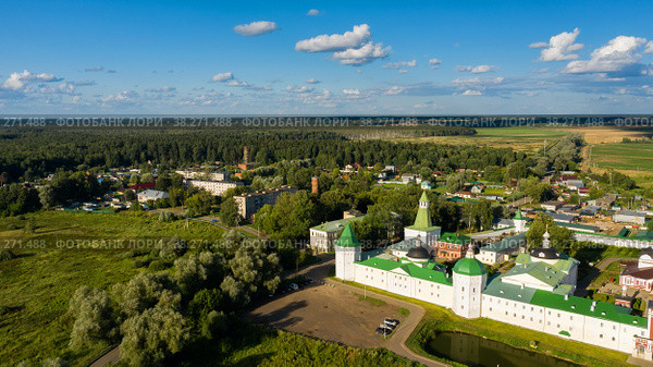 Вид с воздуха на Николо-Пешношский монастырь летним вечером на закате (2021 год). Стоковое фото, фотограф Pukhov K / Фотобанк Лори