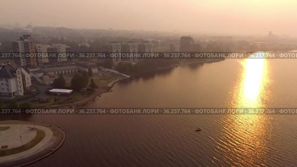 Вид с воздуха Онежское озеро и город Петрозаводск затянутые смогом от лесных пожаров жарким летом (2021 год). Стоковое видео, видеограф Sergei Gorin / Фотобанк Лори