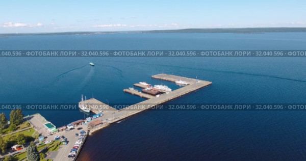Вид с воздуха - скоростное пассажирское судно с подводными крыльями выходит и порта Петрозаводска (2019 год). Стоковое видео, видеограф Sergei Gorin / Фотобанк Лори