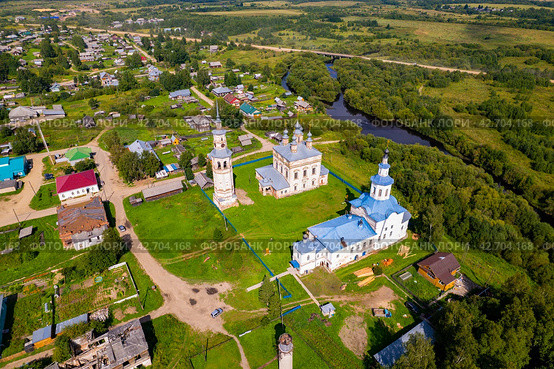 Вид с высоты на комплекс церквей и колокольню в Лальске (аэросъемка 2023 года) Стоковое фото, фотограф Владислав Самошкин / Фотобанк Лори