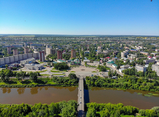 Вид с высоты на мост через Чепцу и площадь Свободы в Глазове. Аэросъемка (2021 год). Стоковое фото, фотограф Владислав Самошкин / Фотобанк Лори