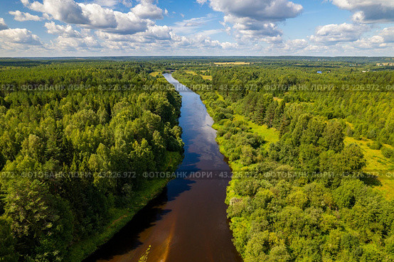 Вид с высоты на реку Пушма в Подосиновце (аэросъемка 2023 года) Стоковое фото, фотограф Владислав Самошкин / Фотобанк Лори