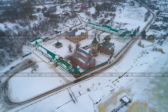 Вид с высоты на старинный Староладожский Никольский монастырь облачным февральским днем (съемка с квадрокоптера). Старая Ладога (2019 год). Стоковое фото, фотограф Виктор Карасев / Фотобанк Лори