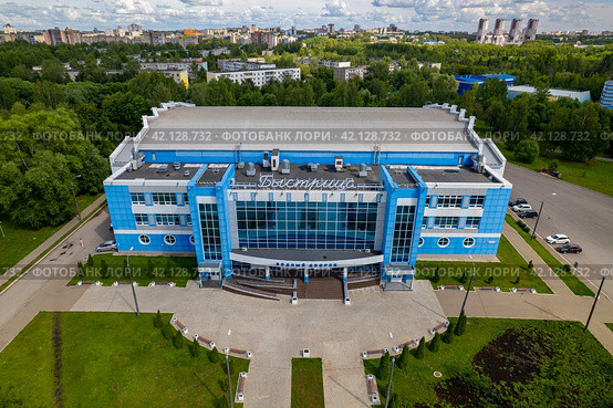 Вид с высоты на водный дворец "Быстрица" в городе Кирова (аэросъемка 2023 года) Редакционное фото, фотограф Владислав Самошкин / Фотобанк Лори