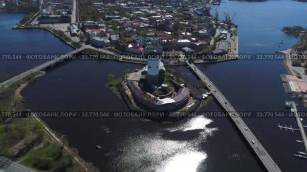 Вид с высоты на Выборгский замок майским днем (аэросъемка). Выборг, Россия (2020 год). Стоковое видео, видеограф Виктор Карасев / Фотобанк Лори