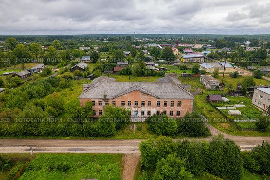 Вид с высоты на закрытую школу в Пинюге (аэросъемка 2023 года) Стоковое фото, фотограф Владислав Самошкин / Фотобанк Лори