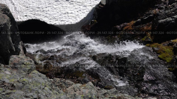 Вид сверх на падающую воду в горах. Стоковое видео, видеограф А. А. Пирагис / Фотобанк Лори