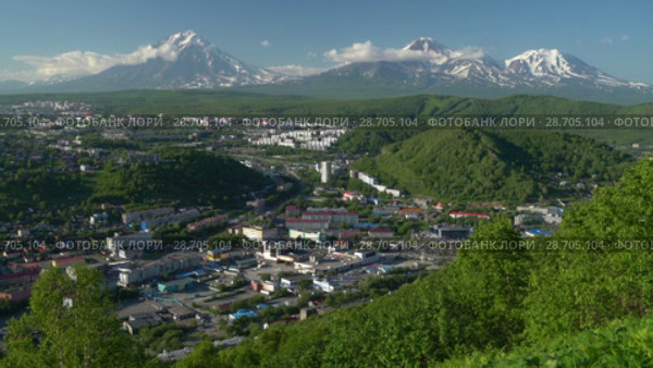 Вид сверху на город Петропавловск-Камчатский и вулканы (2018 год). Редакционное видео, видеограф А. А. Пирагис / Фотобанк Лори