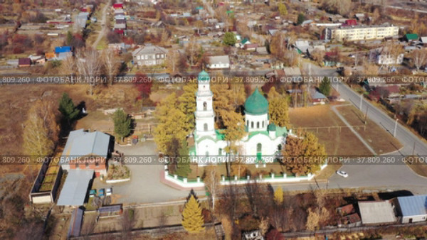 Вид сверху на храм архангела Михаила. Город Кушва. Свердловская область. Россия (2021 год). Стоковое видео, видеограф Евгений Ткачёв / Фотобанк Лори
