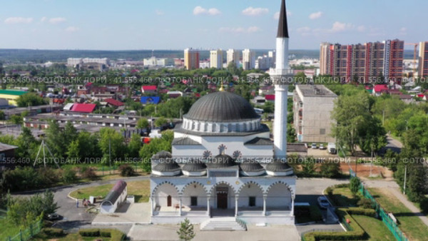 Вид сверху на мечеть в городе Верхняя Пышма. Свердловская область. Россия (2021 год). Стоковое видео, видеограф Евгений Ткачёв / Фотобанк Лори