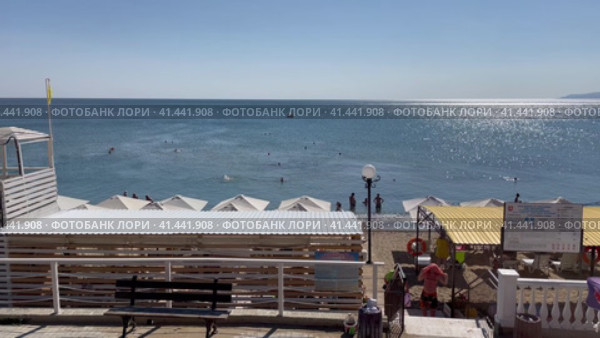 Вид сверху на море и городской пляж. Крым, бухта Провато, пгт. Орджоникидзе (2023 год). Редакционное видео, видеограф Щеголева Ольга / Фотобанк Лори