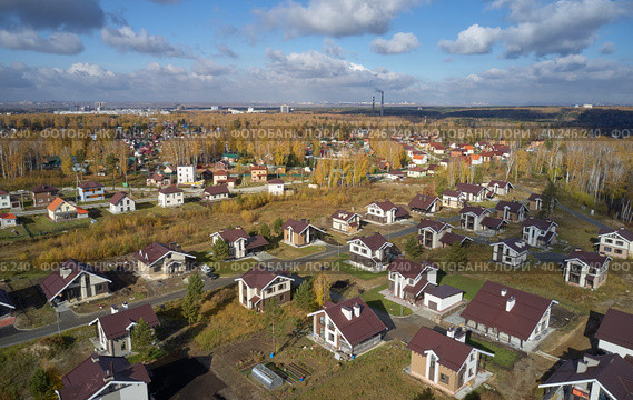 Вид сверху на новый строящийся коттеджный поселок Сигма, Новосибирск, Академгородок / Aerial photo of scientific cottage village Sigma. Beautiful autumn country landscape from above. Novosibirsk, Siberia, Russia (2022 год). Стоковое фото, фотограф Сергей Пристяжнюк (Serg Zastavkin) / Фотобанк Лори