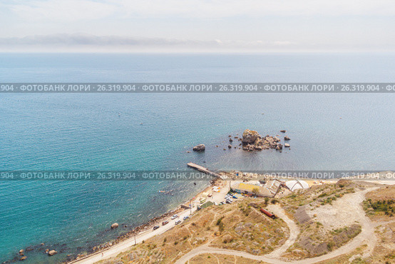 Вид сверху на пляж и берег в городе Судак в Крыму (2015 год). Стоковое фото, фотограф Дмитрий Тищенко / Фотобанк Лори