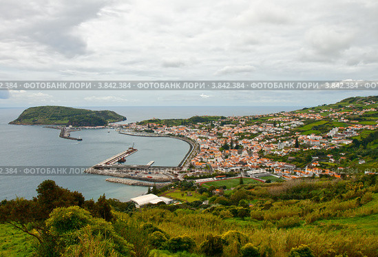Вид сверху на порт и город Орта, Азорские острова (2012 год). Стоковое фото, фотограф Юлия Бабкина / Фотобанк Лори