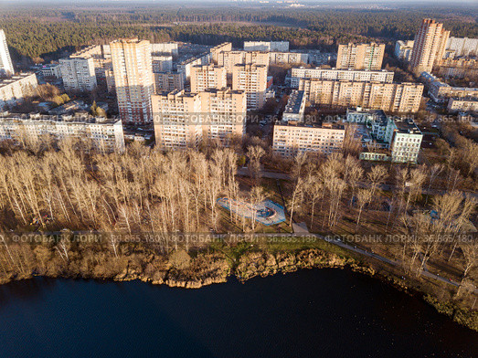 Вид сверху на жилой район и парк на берегу реки Пехорки. Город Балашиха, Московская область, Россия (2021 год). Стоковое фото, фотограф Bala-Kate / Фотобанк Лори