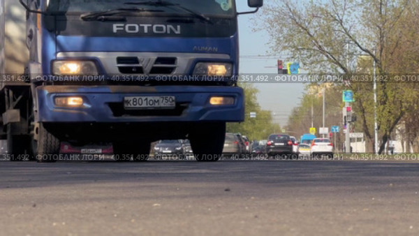 Вид весенней городской улицы с движением транспорта. Москва. Кузьминки 25.04.2023 г. Редакционное видео, видеограф Ярославский Максим / Фотобанк Лори