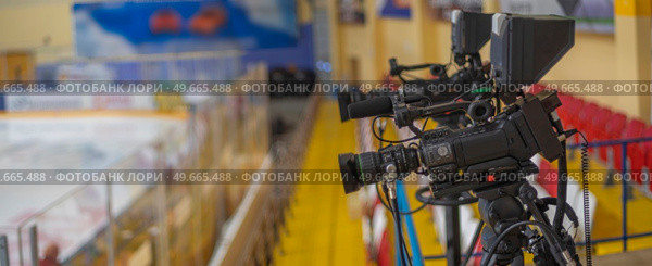 video cameras for live broadcast of sports competition in the ice arena. Стоковое фото, агентство Ingram Publishing / Фотобанк Лори