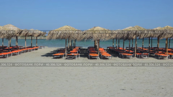 Video of Elafonisi Beach with sunbeds and umbrellas made from woven palm leaf. Crete, Greece. Стоковое видео, видеограф Сергей Пристяжнюк (Serg Zastavkin) / Фотобанк Лори
