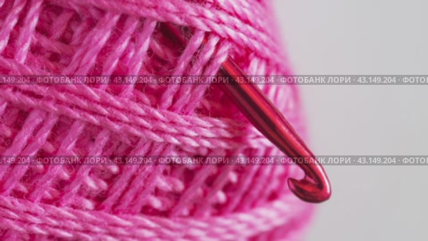 Video of skein of pink cotton yarn and metal crochet hook. Empty space for text on the left on white background. DIY concept. Crochet as a hobby. Flat lay,close-up, top view, macro. Стоковое видео, видеограф Виктория Катьянова / Фотобанк Лори
