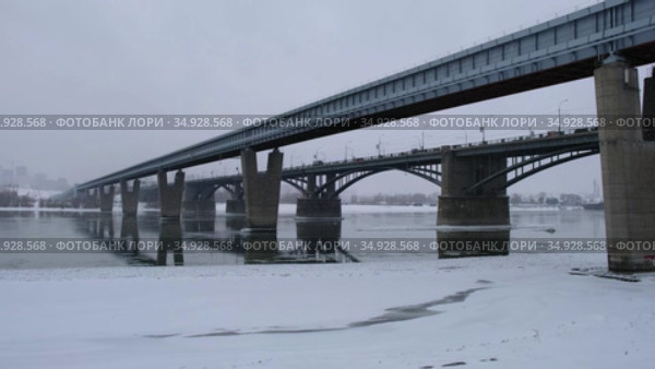 Video of the frozen Ob River with road and subway bridges in winter in Novosibirsk. Стоковое видео, видеограф Сергей Пристяжнюк (Serg Zastavkin) / Фотобанк Лори