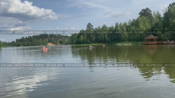 Видеообзор с "Рыжего моста" Барского пруда усадьбы Гребнево с лодками и катамаранами. Редакционное видео, видеограф Владимир Шипикин / Фотобанк Лори
