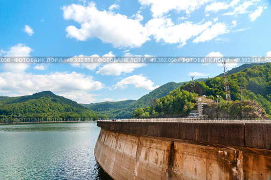 Vidraru artificial lake and dam on Arges river in Transylvania, Romania.  Fagaras ridge in the Carpathian mountains. Hydro electric power station. Стоковое фото, агентство Ingram Publishing / Фотобанк Лори