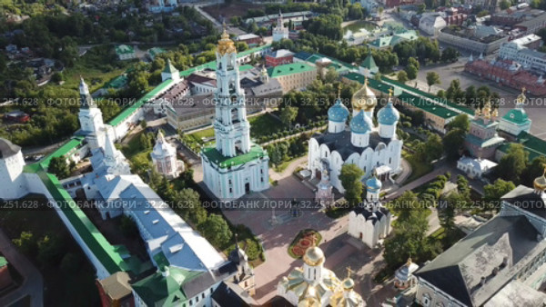 View from drones of churches in Trinity Lavra of St. Sergius Monastery, Sergiyev Posad (2018 год). Стоковое видео, видеограф Яков Филимонов / Фотобанк Лори