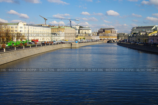 View from Luzhkov Bridge to the Vodootvodny Canal, Moscow (2016 год). Редакционное фото, фотограф Natalia Sidorova / Фотобанк Лори