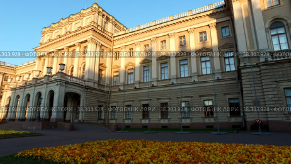 View Mariinsky Palace on St. Isaac's Square. Houses Government. Unique urban landscape center of Saint Petersburg (2020 год). Редакционное видео, видеограф Aleksandr Golubev / Фотобанк Лори
