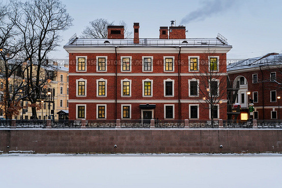 View of a brick building, formerly the commandant's house, on the island of New Holland on the banks of the Moika River on a winter day, St. Petersburg, Russia. Стоковое фото, фотограф Ula Ulachka / Фотобанк Лори