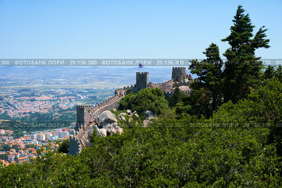 View of Castle of the Moors on the top of the mountain over the Sintra town. Sintra. Portugal (2016 год). Редакционное фото, фотограф Сергей Пристяжнюк (Serg Zastavkin) / Фотобанк Лори
