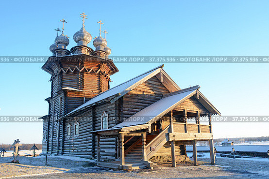 View of Kizhi Island, the historic site of churches and bell tower, a large historic log wood house in Karelia Republic, Russia (2017 год). Редакционное фото, фотограф Алексей Кокоулин / Фотобанк Лори