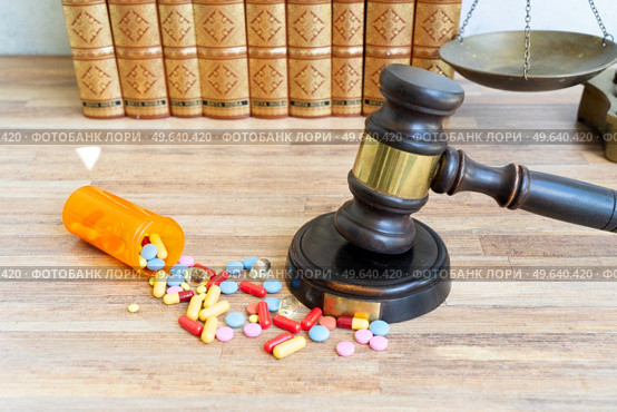 view of law gavel, stethoscope and pills, medical law concept. medical law concept. Стоковое фото, агентство Ingram Publishing / Фотобанк Лори